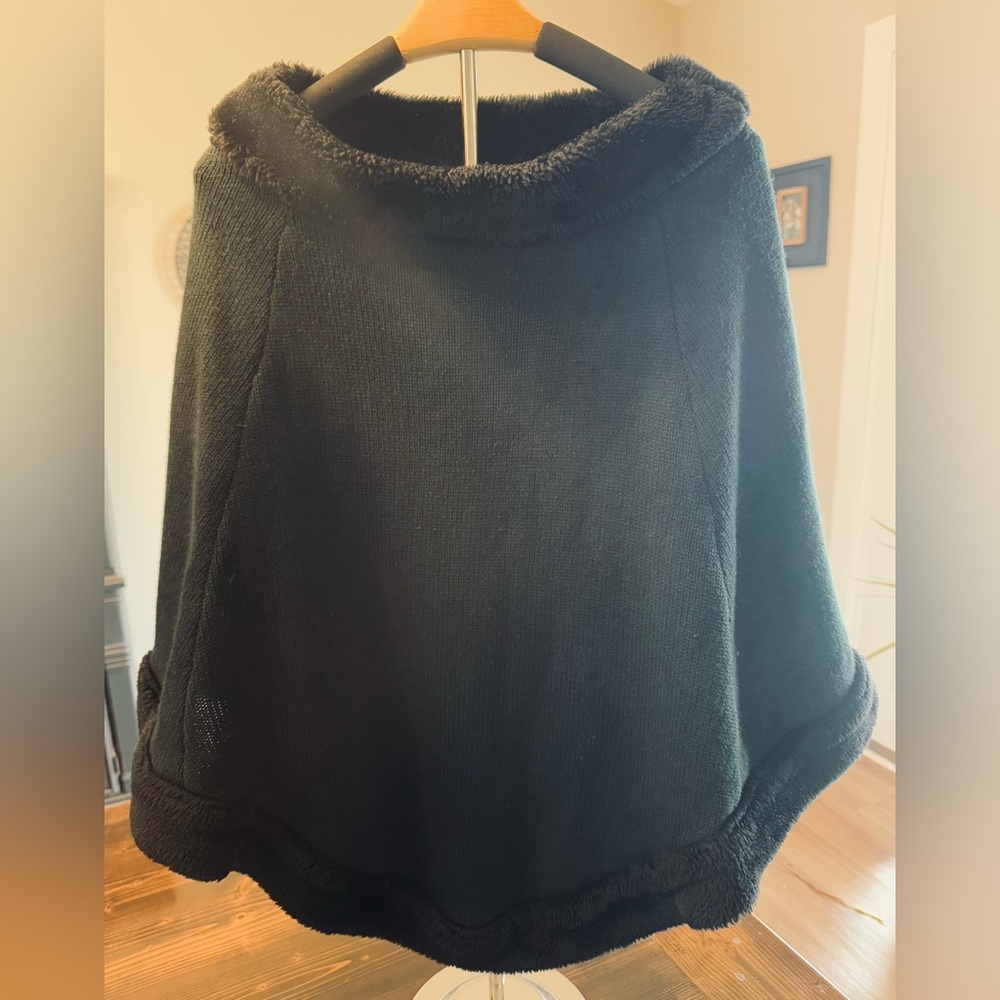 Chesley Black Women's Knit Poncho‎ with Faux Fur Trim O/S